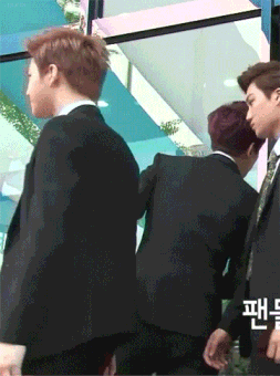 fyeah-baekhyun:  kai touch baekhyun 