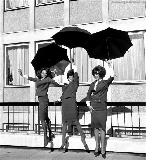 sparklejamesysparkle: The Supremes, Diana Ross, Mary Wilson and Florence Ballard, pay homage to Mary