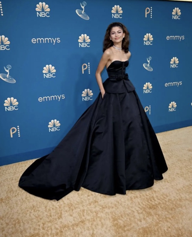 Her look tonight is breathtaking!!!! (Zendaya at the 2022 Emmy’s)