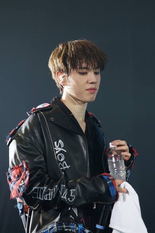 YUGYEOM IN THIS JACKET THOUGH🔥🔥