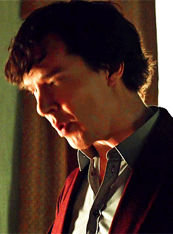 jhnwatsns:Sherlock Meme [2/6] Outifits: Sherlock’s glorious red dressing gown