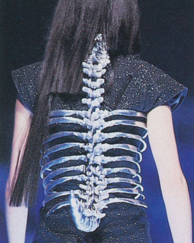 zegalba:Alexander McQueen Spring/Summer 1998   @tiphares