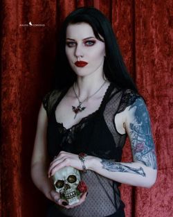 gothicandamazing:  Model mua, photo Magda CorvinusWelcome to Gothic and Amazing | www.gothicandamazing.com