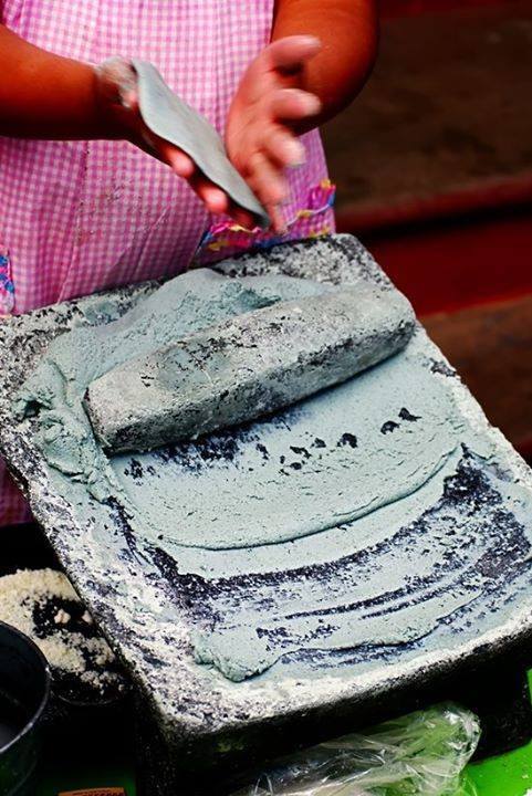 cazadordementes:  Señora Preparando tortillas de masa Azul en Michoacán. 