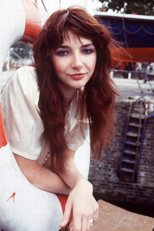 smithsselftitled:ladiesoffthepages:Kate Bush in London, 1985. Photographed by Anwar Hussein.@importa
