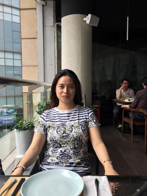 tony-s: 网友投稿，人妻熟女姐姐（一），坐标上海，尽管没有淫照，但她还是挺淫的，你们喜欢吗？欢迎转发！欢迎评论！