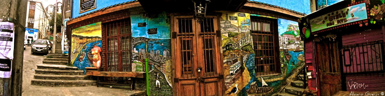 aguerin:  Valparaíso, Chile Dos mundos comunicados por rampas,por escaleras, por
