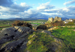 Discovergreatbritain:  Harlech Castledramatically Overseeing The Welsh Coast From