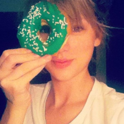 Taylor Swift Eating
