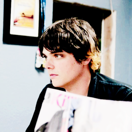 nothngbelow:Unpopular opinion: Gerard Way should come back with this haircut.