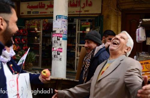 arabiandelilah:      ((إضحك وأخذ تفاحة)) ، حملة أطلقها شباب عراقيين لزرع البسمة على وجوه الناس وخصوصاً العمال والحمالين في أسواق بغداد في الشورجه وشارع