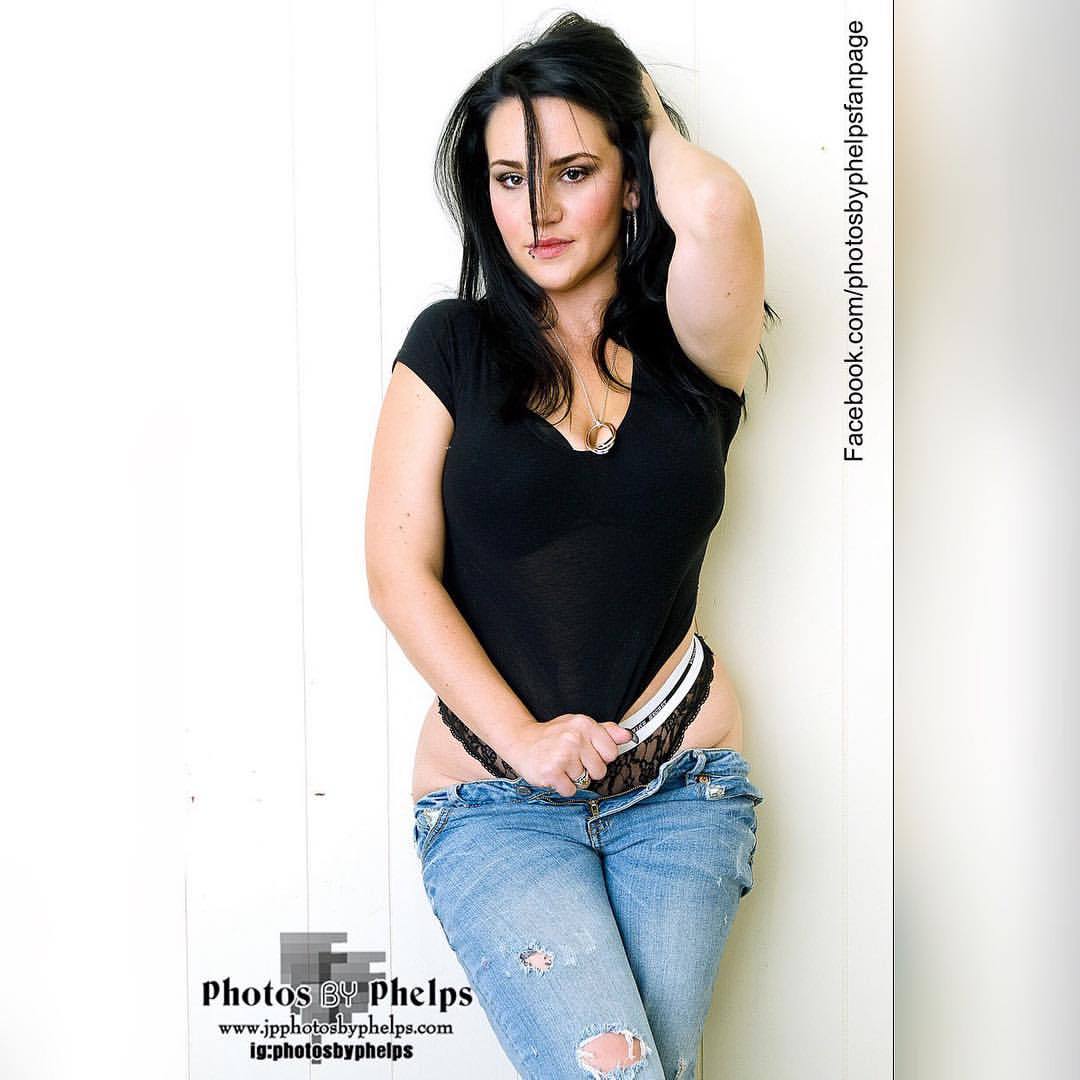 Molly @molly.montana_  returns to modeling with this sexy jean and black top look.