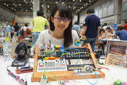 ICON » Maker Faire Tokyo 2016レポート（前編）：某楽器メーカーの技術者が作り上げた新世代デジタル・シンセ、ポケット・サイズのBASICマイコン、シンセお菓子などなど