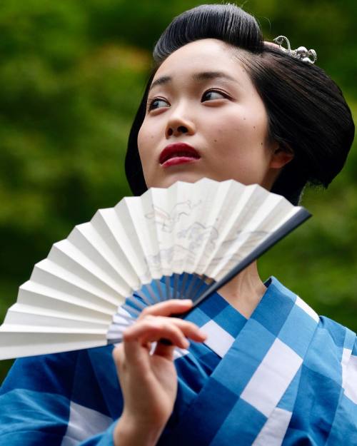 August 2017: maiko Kohana with a folding fan by  balbo42 on InstagramNew blog is up! Visit