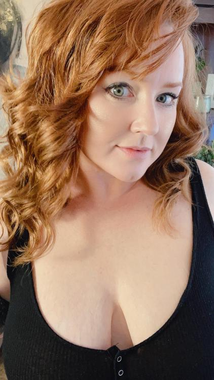 redhead-beauty:  Happy Monday! 💋