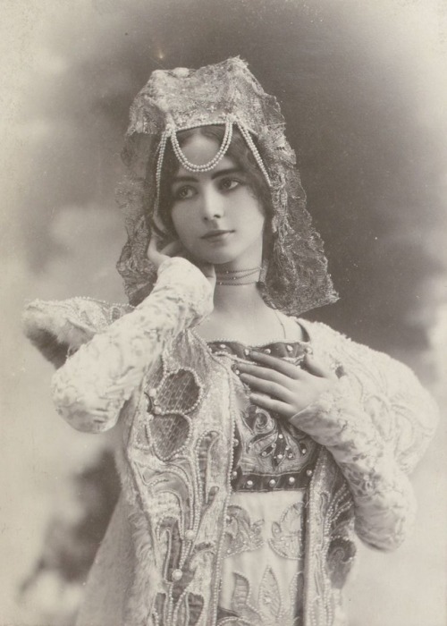 Cleo de Merode, French dancer of the Belle Époque. Photographs by Léopold Reutlinger, 1901 in costum