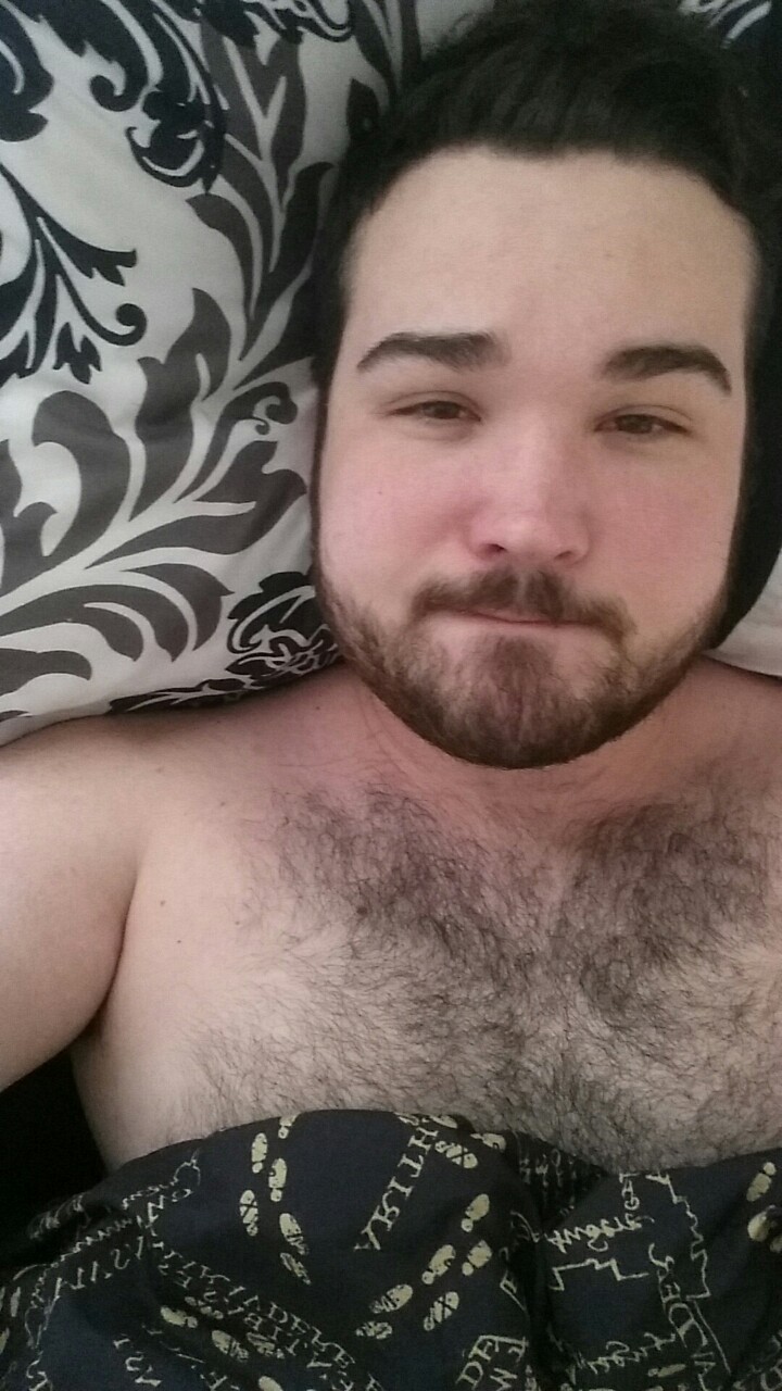 thebeardedguyy:  Guess who just woke up and slept through their alarm 😴 