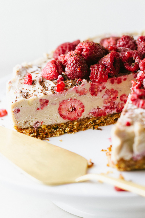 fullcravings:No Bake Vegan Raspberry Vanilla Cheesecakeget in me