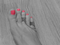 dreckigefuesse:  A small, but very effective way of marking me as a slave walking in public in case shackles wouldn‘t be appropriate, e.g. SPA, medical appointment…. Only experts will know and recognize the connected slave toe rings ;-)  And by the