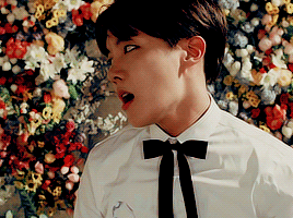 kimnamtaejin:send me your bias + ______hobi + flowers for @outrobluesides (cr.)+ bonus: an actual fl