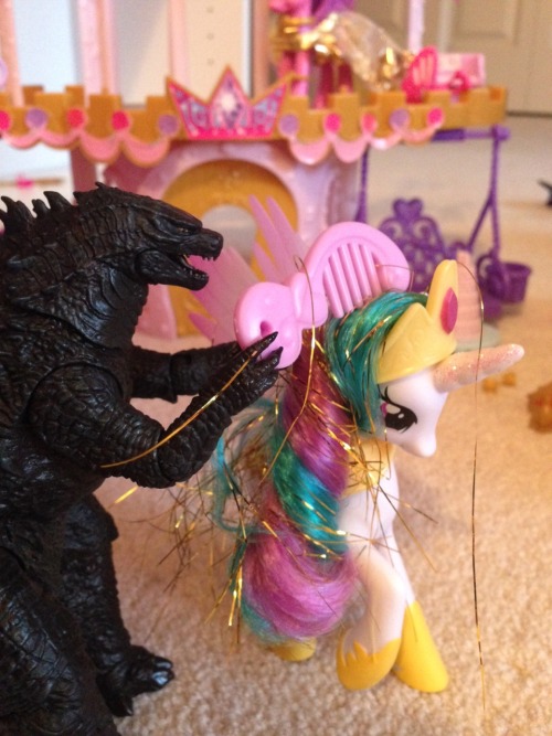 yodawgiheardyoulikeponies: ~My boyfriend comes over with a new Godzilla toy and…this happens*