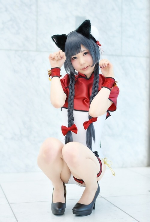 Extremely long post because this is an extremely cute set. Does anyone know the name of this charact