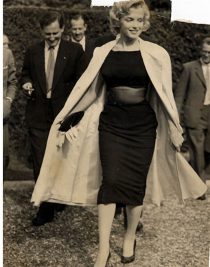 elanaomi:  The history of a pencil skirt starts very unusually in 1908 when Wilbure