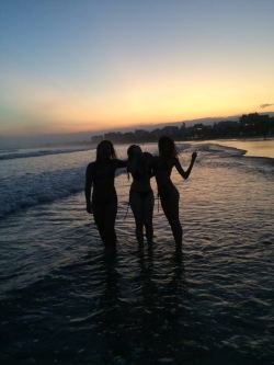 idrathergoforgirls:    👭   