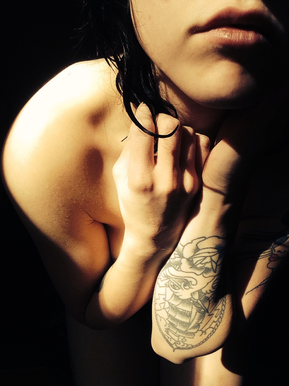 sexandcoffeex:  I love how the sunlight brings out every detail on my skin. I need