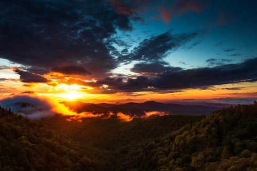 drewsef47:  Successfull sunrise hikes 🌅🙌🏻🤙🏻 (at Graveyard Fields- Blue Ridge Parkway)