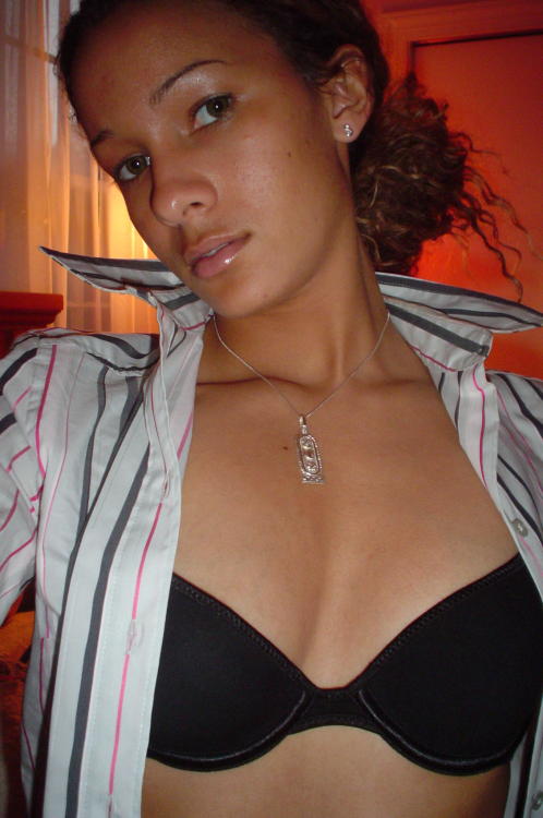 webcams-hispanas:  Una negrita latina ardiente y dulce en busca de un poco de diversión. Videochat Hispana Adulta