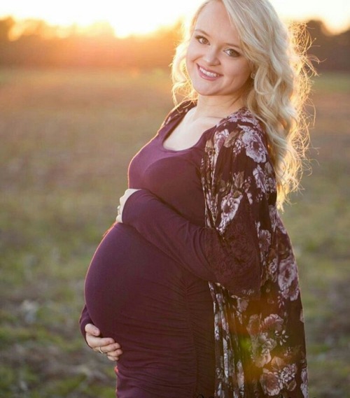 obgyn-ville: At the ob/gyn, and through her beautiful growing pregnancy. Part 1 Who’s is she?