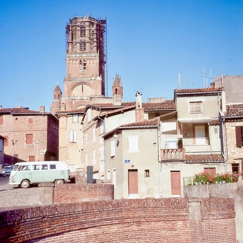 Paysage urbain d'Albi avec la tour de la cathédrale Sainte-Cécile, 1984.