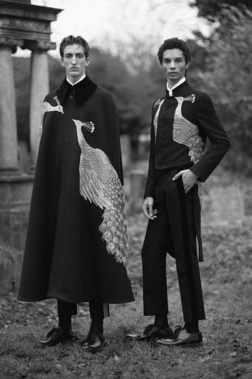 visualjunkee:  Oscar Wilde inspired Look Book for Alexander McQueen - Autumn/Winter 2017 Menswear Collection - designer: Sarah Burton - photographer: Ethan James Green - stylist: Alister Mackie - art direction: M/M Paris - hair: Matt Mulhall - makeup: