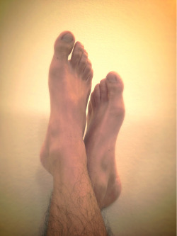 Someone rub my feet on We Heart It http://weheartit.com/entry/95012641/via/juannie