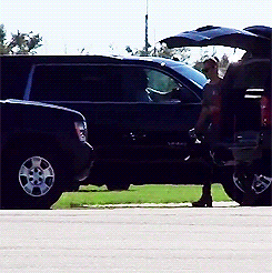 ohstylesno:  Harry landing in Tulsa.  