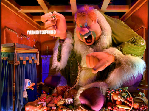 the-disney-elite:Mickey’s Christmas Carol, as told through the window dioramas of Walt Disney World’