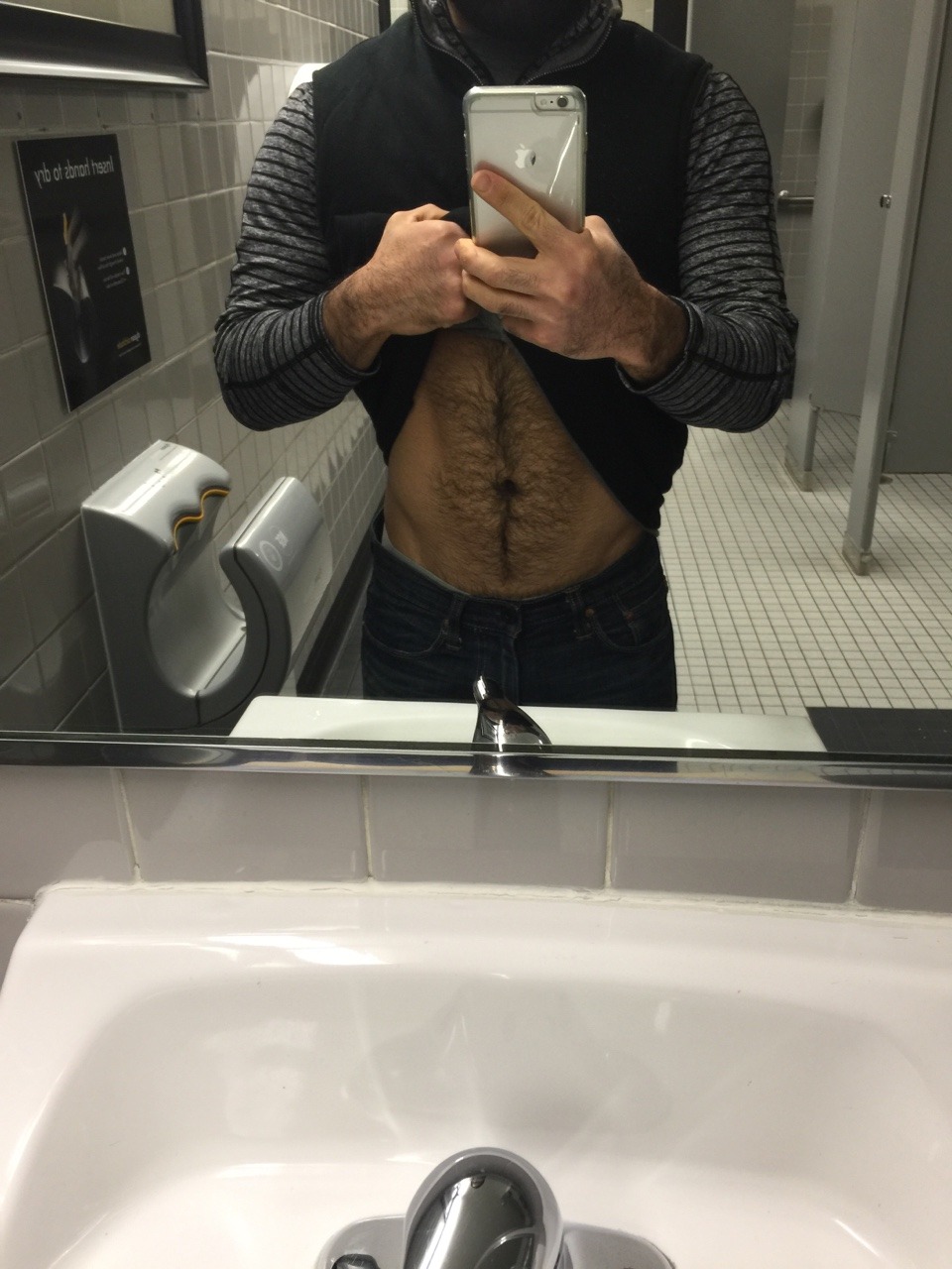bergopher:  Abs game strong today while grocery shopping. Love how I look before