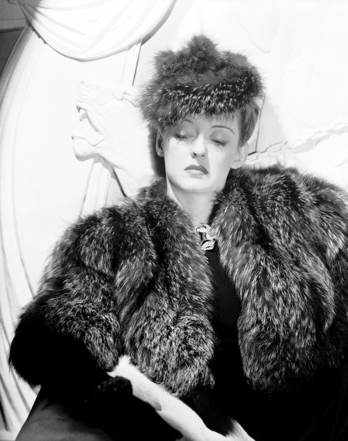 wehadfacesthen:Bette Davis in publicity photos for Dark Victory (Edmund Goulding, 11939)