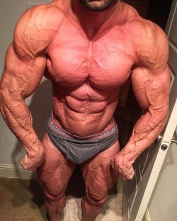 whitepapermuscle:Jason Poston’s torso