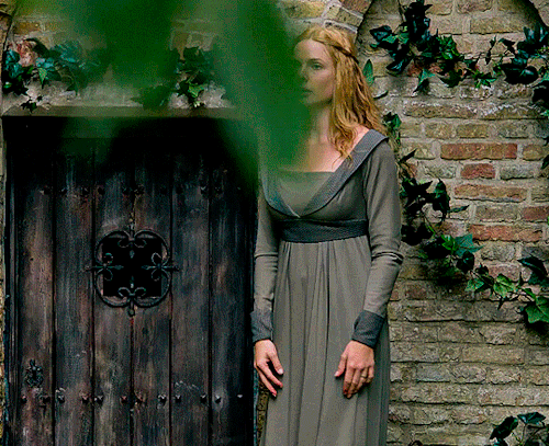 Rebecca Ferguson In "In Love With The King"THE WHITE QUEEN (2013)