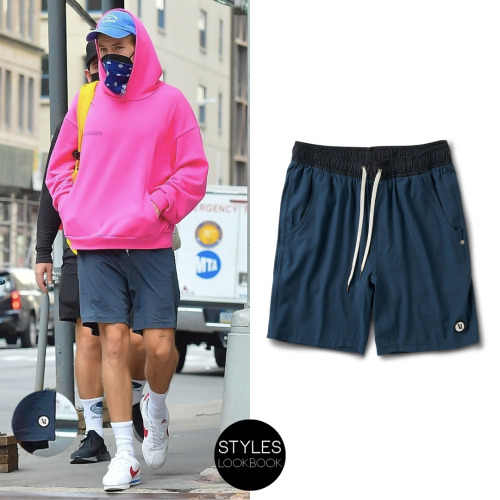 Out in NYC, Harry was pictured wearing Vuori Clothing ‘Kore’ shorts in indigo.Vuori Clothing ‘Kore’ 