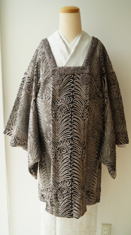 Impressive mesh-based coat, with a big Art Deco vibe, by Mugetu (seen on)