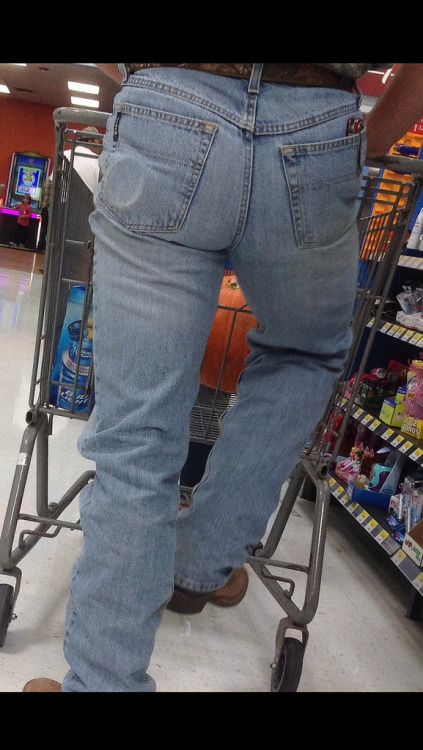 newtoscia:Camo and a nice tight Cinch ass, what more can you ask for :)that is one hell of an ass!  