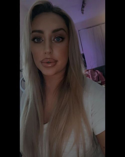 The perfect pout thanks to @kerry.hanaphy ❤️. . . #lipfiller #lips #pout #jamie #girl #instagirls 