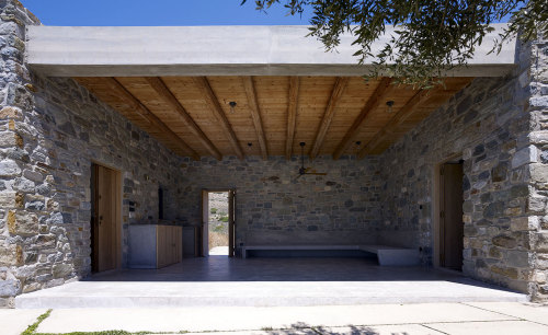 {Having this Greek thing today it seems. Another home, this time designed by Thedsaloniki-based arch