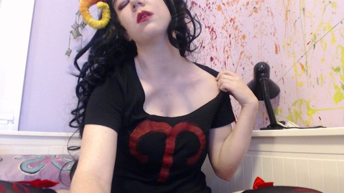 yodel-at-yolorosa:  yodel-at-yolorosa:  AA: My skin is s0 pale…AA: It w0uld l00k much better with y0ur marks all 0ver it, i think  Guess who’s planning an aradia session for later this week~