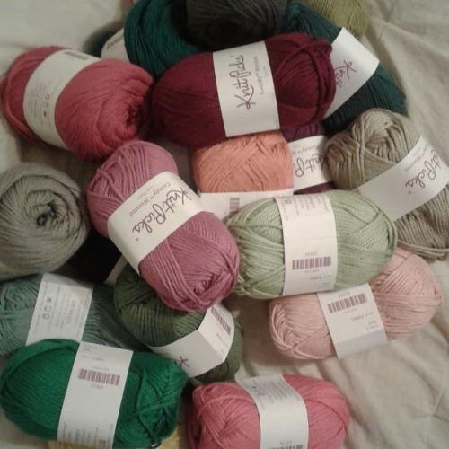 veronicrochet:Yarn party!My knitpicks yarn finally arrived, yay! I love their cotton yarns.And of co