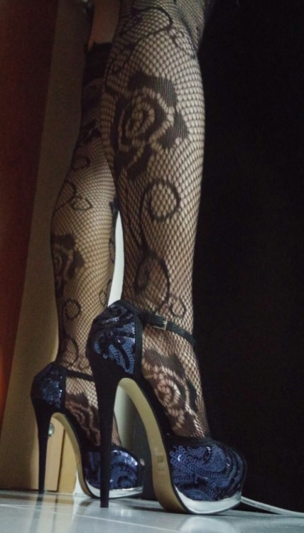 rabbitbum2001:  endeavor69:  julia-sen:  One of my favorite heels,do you like it?  Love it!  Love the heels babeXoxo