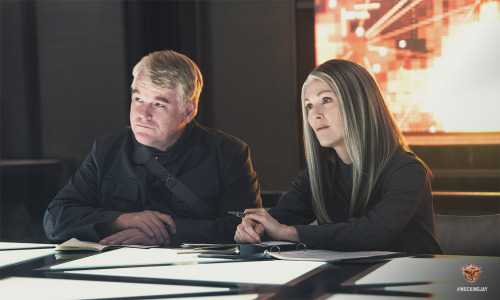 toramorigan:  osodelicioso:  panempropaganda:  New Mockingjay stills!  OMFG YES!   Coin looks just as I imagined her. And Haymitch is looking like an older bara-licious version of Snow from FFXIII.